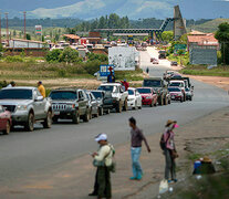 Una fila de autos espera en la entrada a Pacaraima, en el estado de Roraima, Brasil. (Fuente: AFP) (Fuente: AFP) (Fuente: AFP)