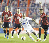 El ex River Carlos Sánchez debía cumplir una suspensión.