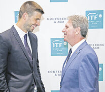 El futbolista Gerard Piqué y el presidente de la ITF, David Haggerty. (Fuente: AFP) (Fuente: AFP) (Fuente: AFP)