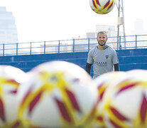 Benedetto con la pelota en el complejo Pedro Pompilio.