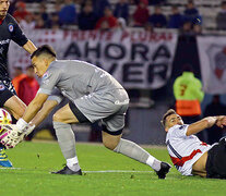 Lucas Chaves en uno de sus repetidos encuentros con la pelota. El arquero respondió siempre. (Fuente: NA) (Fuente: NA) (Fuente: NA)