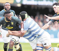 Durante el primer tiempo, Los Pumas resistieron con una defensa heroica y metieron dos tries de contra.