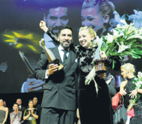 José Luis Salvo y Carla Rossi, representantes de Buenos Aires, al recibir el premio.