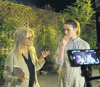 Sally Potter con Emily Mortimer durante el rodaje de The Party.