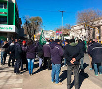 Tras realizar una asamblea, los trabajadores decidieron no ingresar a la planta.