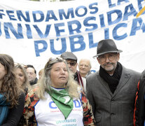 Las banderas de centros de estudiantes se mezclaban con las de otras organizaciones.