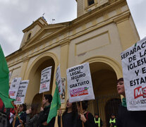 Los manifestantes a favor de la despenalización antes de las agresiones recibidas