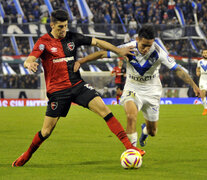 El volante Joel Amoroso perdió casi toda la noche ante el medio campo de Vélez (Fuente: Julio Mancini) (Fuente: Julio Mancini) (Fuente: Julio Mancini)