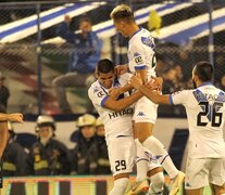 El peruano Abram festeja el primer gol de su equipo y de la Superliga. (Fuente: Bernardino Avila) (Fuente: Bernardino Avila) (Fuente: Bernardino Avila)