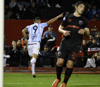 Leandro Díaz celebra el gol del triunfo ante la resignación de Fontanini (Fuente: Leandro Díaz celebra el gol del triunfo ante la resignación de Fontanini) (Fuente: Leandro Díaz celebra el gol del triunfo ante la resignación de Fontanini) (Fuente: Leandro Díaz celebra el gol del triunfo ante la resignación de Fontanini)