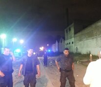 Los policías, a palos, gases y balas de goma, desalojaron a los vecinos del Barrio Pampa (Fuente: Vecinos del Barrio Pampa) (Fuente: Vecinos del Barrio Pampa) (Fuente: Vecinos del Barrio Pampa)