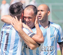 n Los jugadores de Atlético Tucumán se acercan para saludar a Matos (de frente) autor del tercer gol. (Fuente: NA) (Fuente: NA) (Fuente: NA)