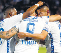 Avalos recibe las felicitaciones de sus compañeros luego de marcar el gol del triunfo para el Tomba. (Fuente: @ClubGodoyCruz) (Fuente: @ClubGodoyCruz) (Fuente: @ClubGodoyCruz)