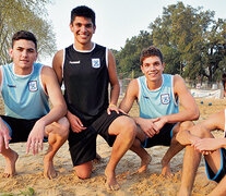 Los chicos del Beach Handball posan en el Cenard en la previa a los Juegos Olímpicos de la Juventud. (Fuente: Sandra Cartasso) (Fuente: Sandra Cartasso) (Fuente: Sandra Cartasso)