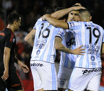 Los tucumanos abrazan a Matos, quien con un gran cabezazo puso el primero de Atlético en Rosario. (Fuente: Fotobaires) (Fuente: Fotobaires) (Fuente: Fotobaires)