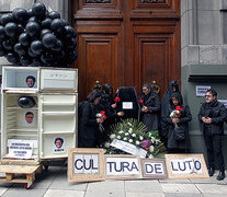 Los manifestantes instalaron un ataúd y una corona de flores en las puertas de la Secretaría de Cultura.