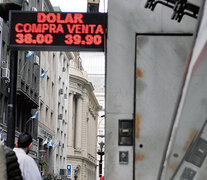 Desde temprano, la cotización del dólar fue en constante aumento hasta finalizar en 40,24 pesos, el nuevo record histórico.