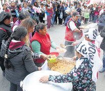 Una decena de ollas populares se instaló ayer a lo largo de la Avenida de Mayo. (Fuente: Bernardino Avila) (Fuente: Bernardino Avila) (Fuente: Bernardino Avila)