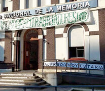 Con estos carteles lo esperaban los trabajadores de ATE al secretario de Derechos Humanos, Claudio Avruj.