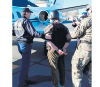 Jones Huala antes de subir al avión que lo llevó a Chile.