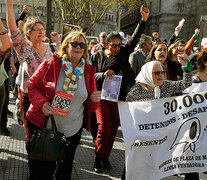 Nora Cortiñas, de Madres de Plaza de Mayo Línea Fundadora, encabezó la marcha. (Fuente: Sandra Cartasso) (Fuente: Sandra Cartasso) (Fuente: Sandra Cartasso)