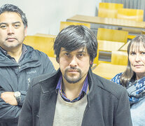 Pedro Cayuqueo y Fernando Pairican, junto a Sonia Ivanoff, abogada de Jones Huala. (Fuente: Adrián Pérez) (Fuente: Adrián Pérez) (Fuente: Adrián Pérez)