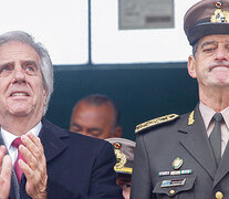 El presidente uruguayo Tabaré Vázquez junto al jefe del Ejército, Guido Manini Ríos.