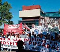 Protesta de los trabajadores de salud por los despidos en el Hospital Posadas.