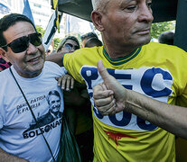 El candidato a vicepresidente Hamilton Mourao (izq.) participa de un acto de campaña en Río.