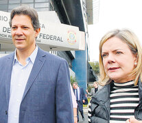 Fernando Haddad visitó ayer en la cárcel a Lula; a su lado la presidenta del PT, Gleisi Hoffmann. (Fuente: EFE) (Fuente: EFE) (Fuente: EFE)