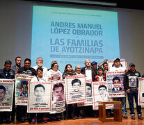 López Obrador se reunió con los familiares de los normalistas desaparecidos hace cuatro años. (Fuente: AFP) (Fuente: AFP) (Fuente: AFP)