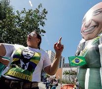 Simpatizantes de Bolsonaro instalan un muñeco inflable con la imagen del candidato en la puerta del hospital Albert Einstein. (Fuente: EFE) (Fuente: EFE) (Fuente: EFE)