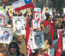 Familiares de víctimas de la dictadura de Pinochet continúan buscando a sus desaparecidos y niños robados. (Fuente: AFP) (Fuente: AFP) (Fuente: AFP)