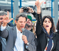 Haddad, Manuela y Dilma dibujan la letra L con sus dedos tras la lectura del mensaje de Lula.