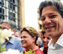 Haddad, con Dilma en segundo plano, durante su gira proselitista por Ouro Preto, Minas Gerais. (Fuente: AFP) (Fuente: AFP) (Fuente: AFP)