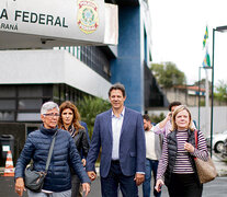 Gleisi Hoffmann (der.) y Fernando Haddad visitaron a Lula el lunes en Curitiba.