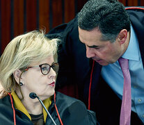 Rosa Weber, presidenta del tribunal electoral, habla con Roberto Barroso, relator del caso Lula.