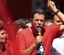 Haddad en campaña en Recife, Pernambuco. Crece en las encuestas pero todavía muchos no lo conocen.