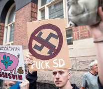 Activistas protestaron contra los Demócratas Sueco durante un acto de campaña en Norrkoping, Suecia. (Fuente: AFP) (Fuente: AFP) (Fuente: AFP)