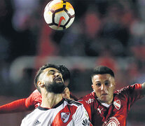 Pratto disputa la pelota con Bustos. Independiente y River igualaron sin tantos en Avellaneda. (Fuente: EFE) (Fuente: EFE) (Fuente: EFE)