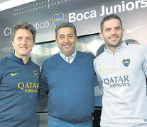 Barros Schelotto, junto a Angelici y Gago, trabajó con el equipo que presentará mañana en la Copa Argentina.