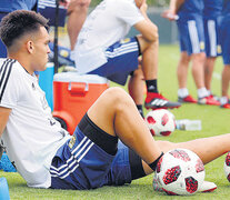 Lautaro Martínez observa el entrenamiento de sus compañeros de la Selección Argentina.