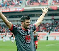 Gigliotti, goleador de Independiente, festeja frente a los santafesinos. (Fuente: NA) (Fuente: NA) (Fuente: NA)