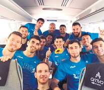 Los jugadores argentinos viajando al entrenamiento. (Fuente: Prensa feva) (Fuente: Prensa feva) (Fuente: Prensa feva)