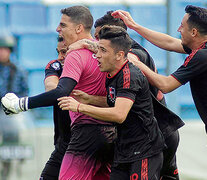 El festejo de Newell’s en torno de Aguerre, que le atajó el penal a Noir.