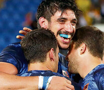 Tomás Lavanini festeja con sus compañeros el triunfo de Los Pumas en Gold Coast.