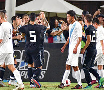 Gonzalo “Pity” Martínez festeja su gol de penal, el que abrió el camino al triunfo de Argentina. (Fuente: AFP) (Fuente: AFP) (Fuente: AFP)