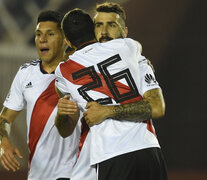 Todos los abrazos para Pratto, quien con su gol de penal abrió el camino para el triunfo de River.