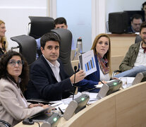 Concejales del PJ y Ciudad Futura miran los desmanes en la barra durante la sesión del jueves. (Fuente: Andres Macera) (Fuente: Andres Macera) (Fuente: Andres Macera)