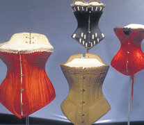 IMAGEN DE LA MUESTRA THE CORSET FASHIONING THE BODY. MUSEO DEL FIT, 2000.